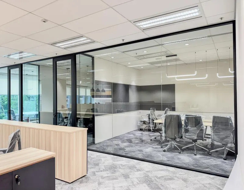Meeting room with single glazed partitions at OUE Office
