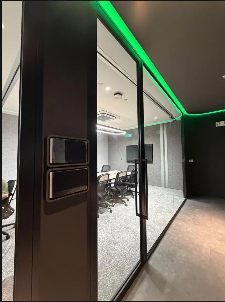 Razer HQ: glass partition corner with a glazed door